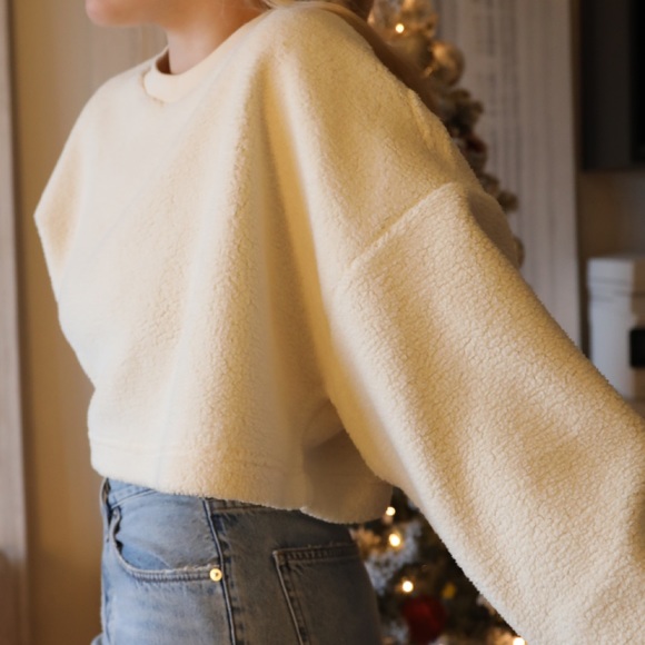 ❌sold Aritzia Sunday Best LUPA SWEATER (Giselle) - Picture 2 of 8